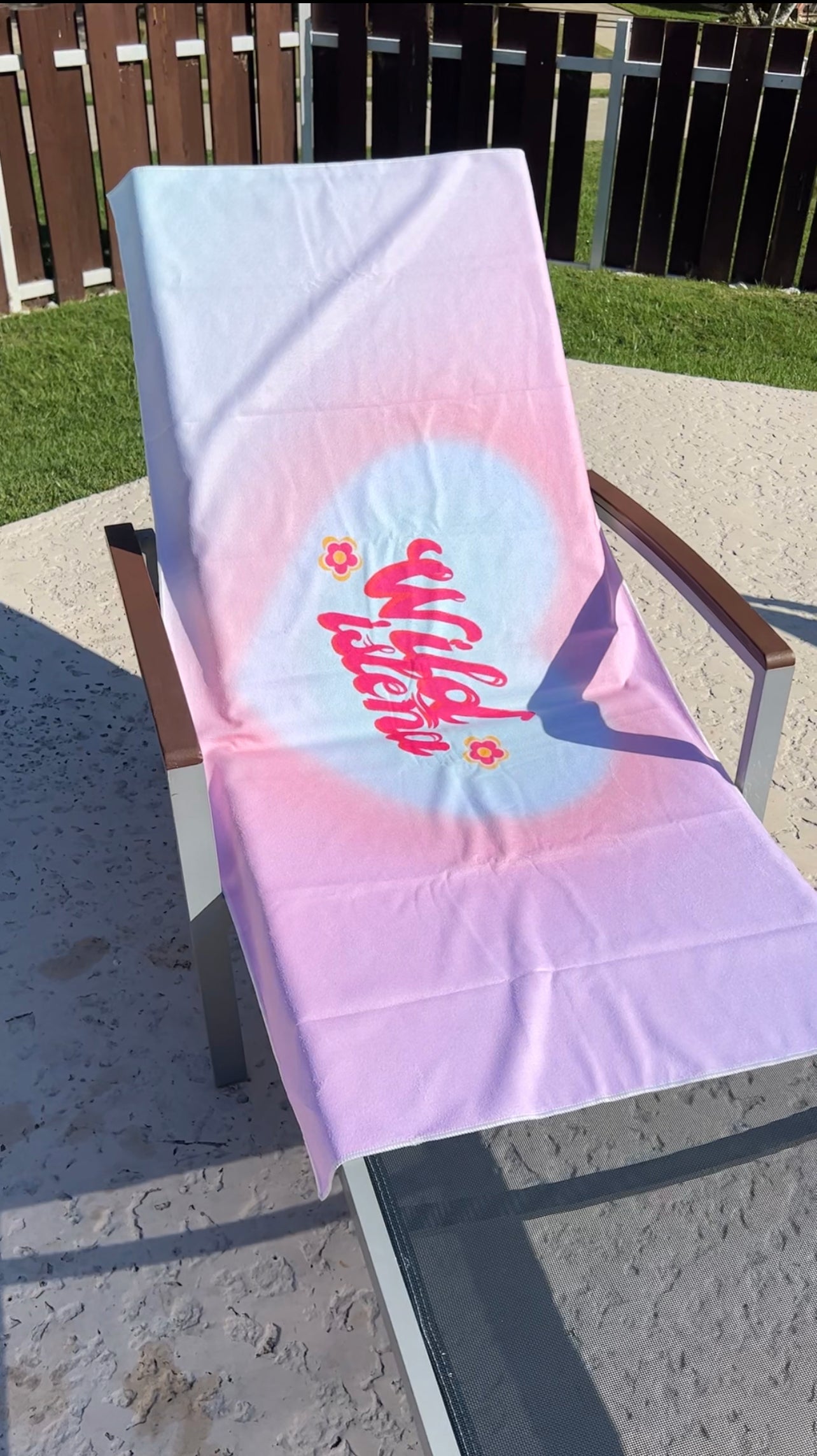 Wild isleña blurry heart towel